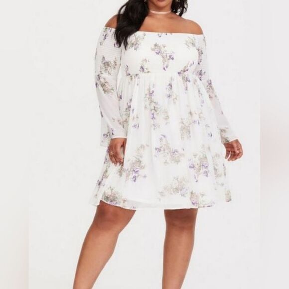 NWT Torrid Ivory Floral Smocked Chiffon Dress size 1X - Picture 1 of 5